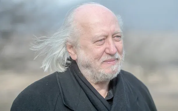 Chân dung nhà văn Laszlo Krasznahorkai (Ảnh: Janos Marjai)