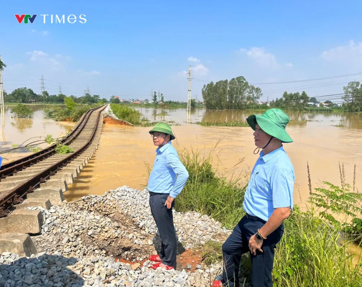 Đường sắt Hà Nội - Thái Nguyên tê liệt do bị nước lũ tàn phá - Ảnh 2.