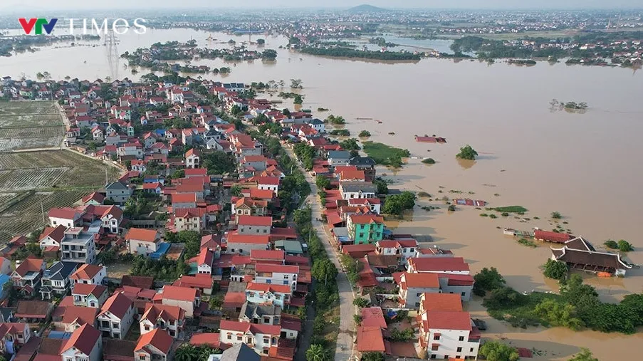 Hà Nội di dời khẩn cấp hơn 15.000 người dân Đa Phúc và Trung Giã trước sự cố đê Hữu Cầu  - Ảnh 1.