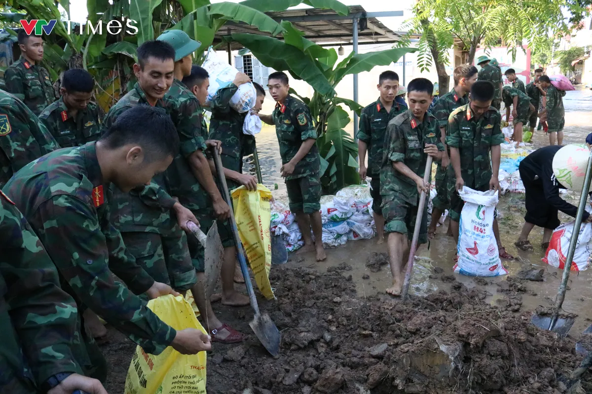 Hà Nội di dời khẩn cấp hơn 15.000 người dân Đa Phúc và Trung Giã trước sự cố đê Hữu Cầu  - Ảnh 4.