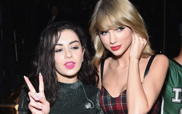Charli XCX và Taylor Swift tại iHeartRadio Jingle Ball 2014. (Ảnh: Getty Images)