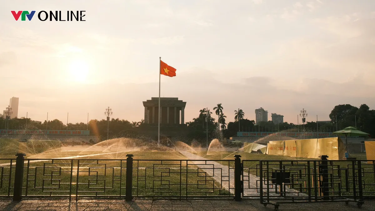 Hà Nội bình yên trong ngày kỷ niệm 71 năm Giải phóng Thủ đô - Ảnh 1.