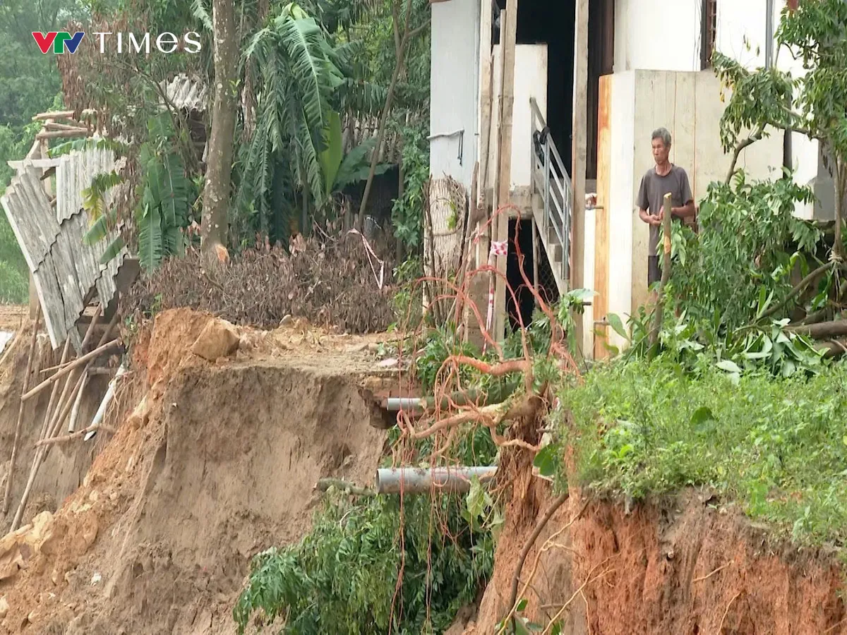 Phú Thọ: Sạt lở nghiêm trọng bờ sông Lô đe dọa tính mạng và tài sản hàng chục hộ dân  - Ảnh 2.