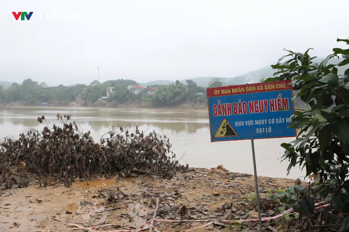 Phú Thọ: Sạt lở nghiêm trọng bờ sông Lô đe dọa tính mạng và tài sản hàng chục hộ dân  - Ảnh 1.