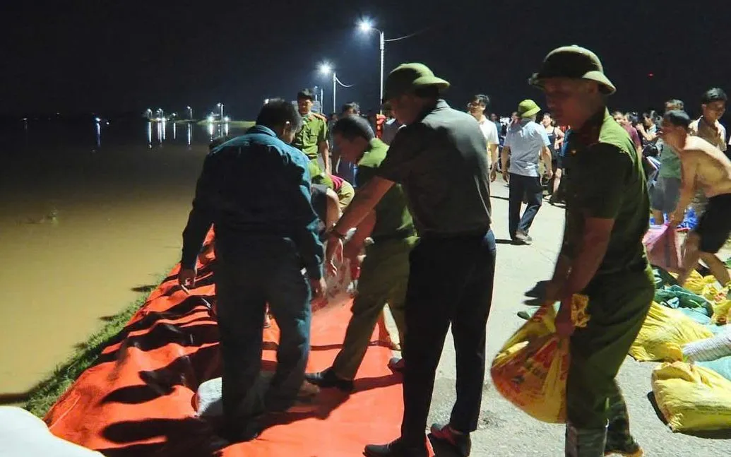 Lực lượng công an cùng nhân dân hộ đê Tả Cầu Lực lượng công an cùng nhân dân hộ đê Tả Cầu