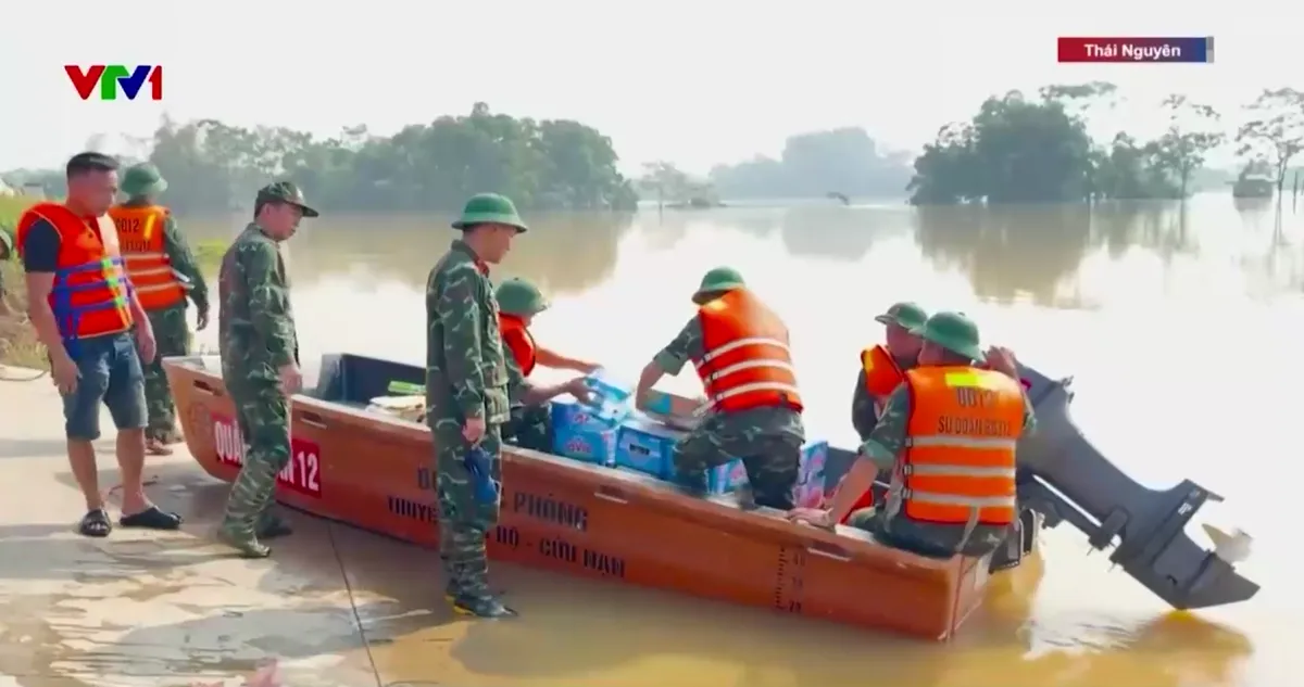 Vẫn còn nhiều khu dân cư bị cô lập do mưa lũ - Ảnh 1.