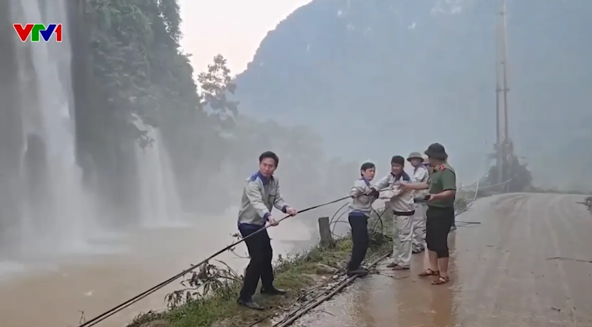 Xuyên đêm khôi phục mạch thông tin liên lạc cho bà con vùng lũ - Ảnh 1.