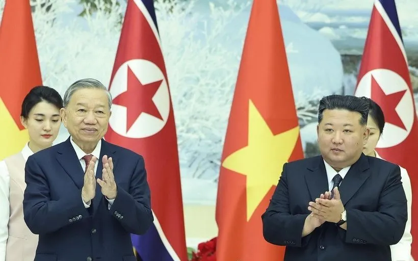 Tổng Bí thư Tô Lâm và Tổng Bí thư, Chủ tịch Quốc vụ Triều Tiên Kim Jong Un. (Ảnh: TTXVN) Tổng Bí thư Tô Lâm và Tổng Bí thư, Chủ tịch Quốc vụ Triều Tiên Kim Jong Un. (Ảnh: TTXVN)