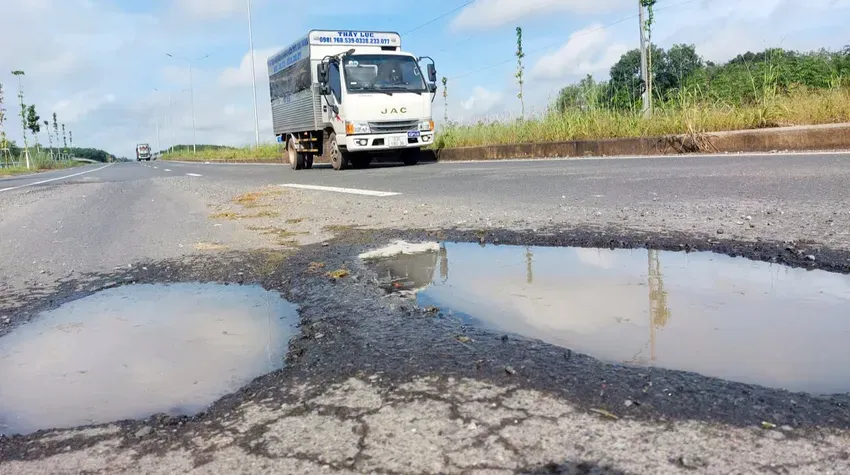 TP Hồ Chí Minh: Tuyến đường hơn 5.000 tỷ đồng sau 1 năm khánh thành đã xuất hiện nhiều ổ voi - Ảnh 1.