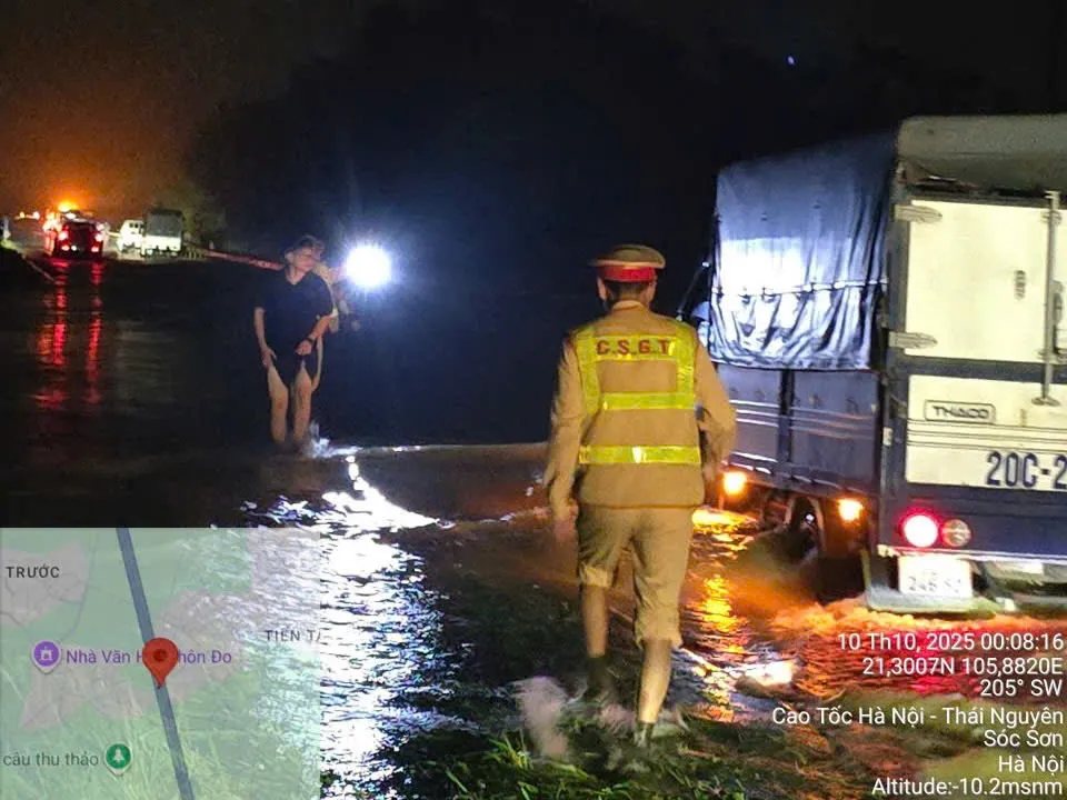 Nước lũ tràn lên cao tốc Hà Nội - Thái Nguyên, CSGT ứng trực xuyên đêm trên cao tốc- Ảnh 5. Nước lũ tràn lên cao tốc Hà Nội - Thái Nguyên, CSGT ứng trực xuyên đêm trên cao tốc- Ảnh 5.