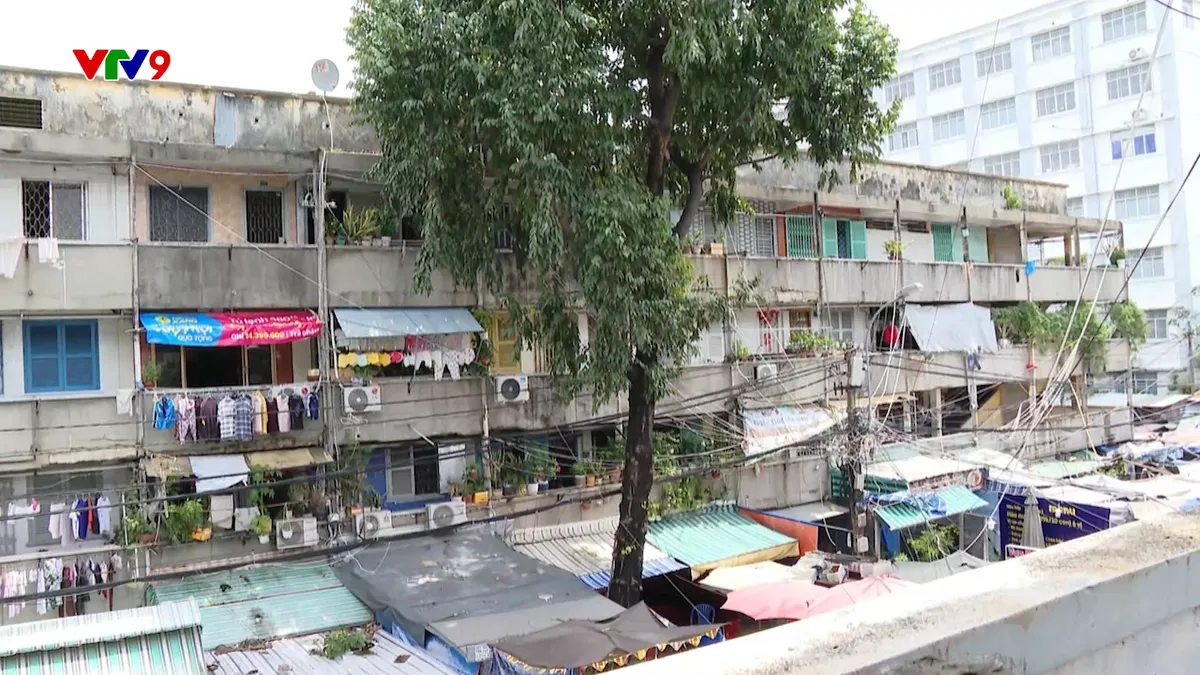 Người dân sống bất an trong chung cư cũ