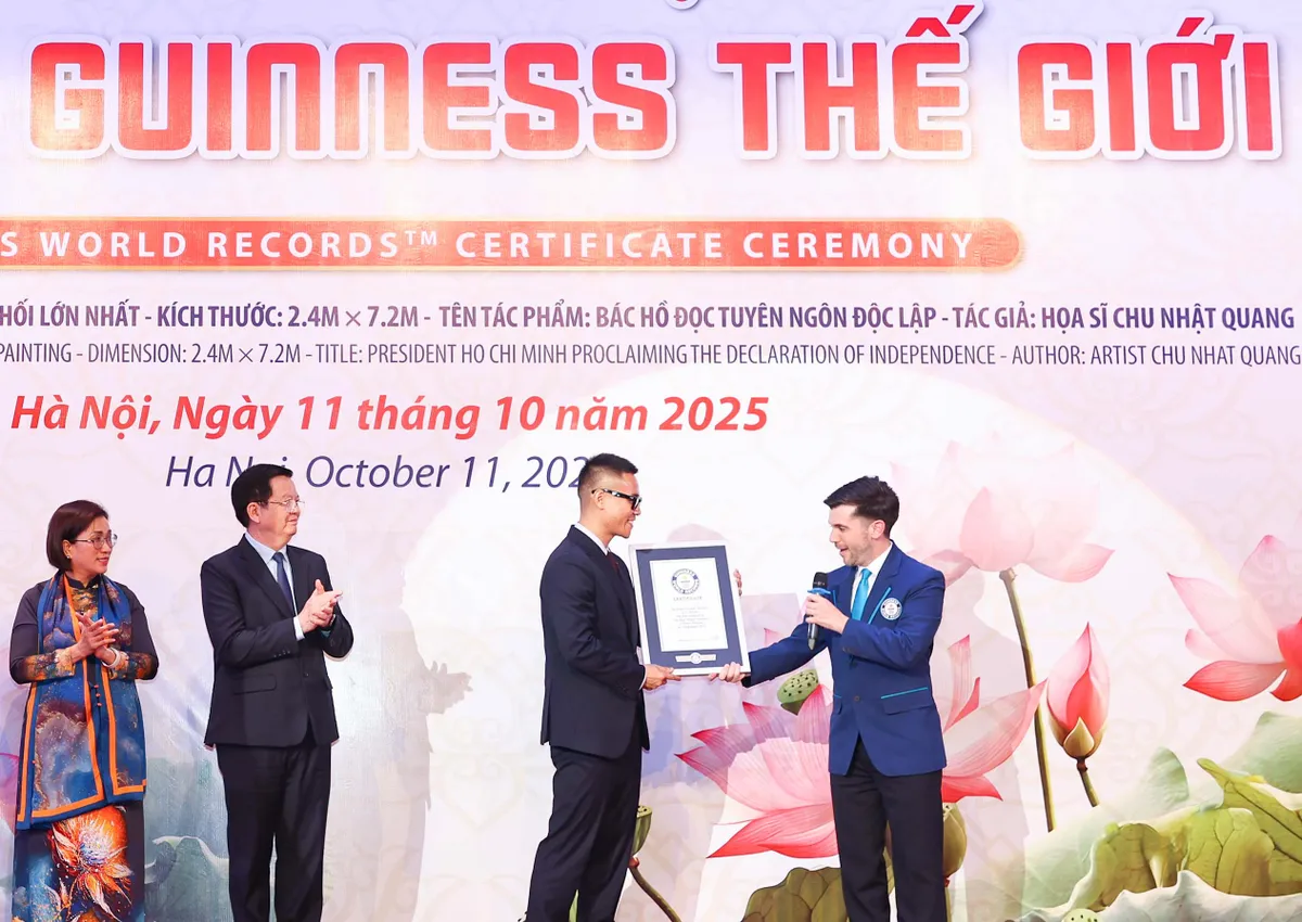 Tranh sơn mài Bác Hồ đọc Tuyên ngôn độc lập và hành trình chinh phục kỷ lục Guinness  - Ảnh 1.