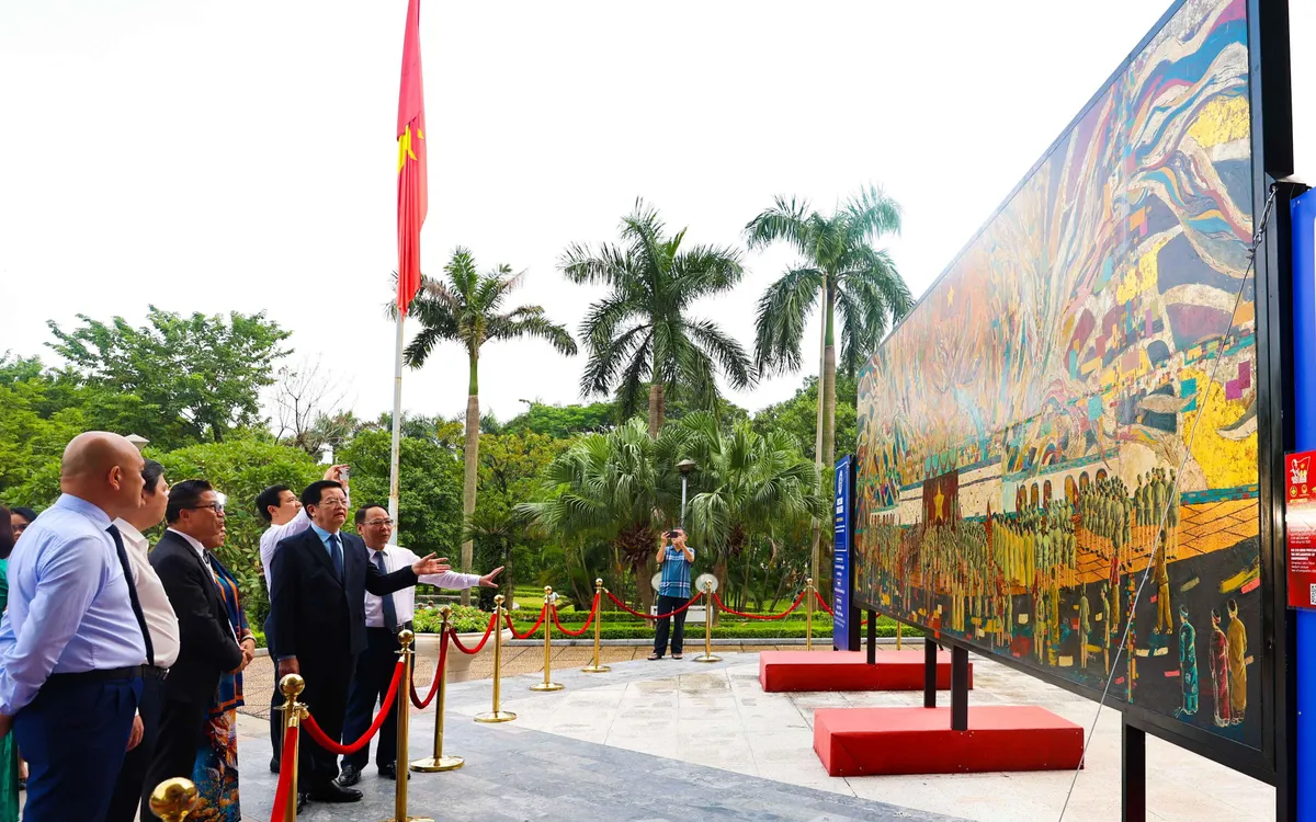 Phó Thủ tướng Mai Văn Chính và các đại biểu xem bức tranh sơn mài “Bác Hồ đọc Tuyên ngôn độc lập” Phó Thủ tướng Mai Văn Chính và các đại biểu xem bức tranh sơn mài “Bác Hồ đọc Tuyên ngôn độc lập”