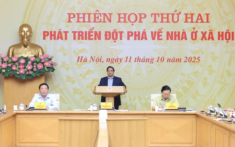 Thủ tướng: Đột phá phát triển nhà ở xã hội phù hợp từng địa phương, đầy đủ hạ tầng và cân đối cung-cầu - Ảnh 2.