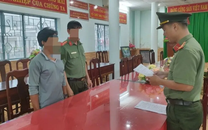 Điều tra viên tống đạt Quyết định khởi tố vụ án, khởi tố bị can, thực hiện lệnh bắt bị can để tạm giam đối với Giang Chí Hùng Điều tra viên tống đạt Quyết định khởi tố vụ án, khởi tố bị can, thực hiện lệnh bắt bị can để tạm giam đối với Giang Chí Hùng