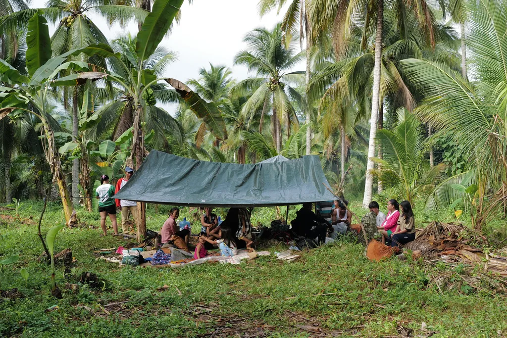 Người dân Philippines ngủ ngoài trời sau hai trận động đất mạnh- Ảnh 1. Người dân Philippines ngủ ngoài trời sau hai trận động đất mạnh- Ảnh 1.
