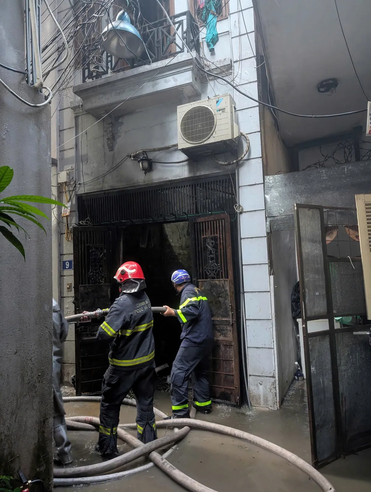 Vụ cháy làm 5 người tử vong ở phố Kim Hoa: Nhà nằm sâu trong ngõ nhỏ, việc cứu nạn gặp khó khăn - Ảnh 4.