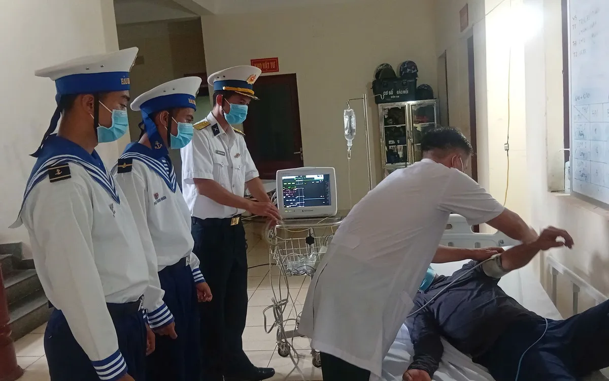 Bác sĩ đảo Trường Sa thăm khám cho bệnh nhân. Bác sĩ đảo Trường Sa thăm khám cho bệnh nhân.