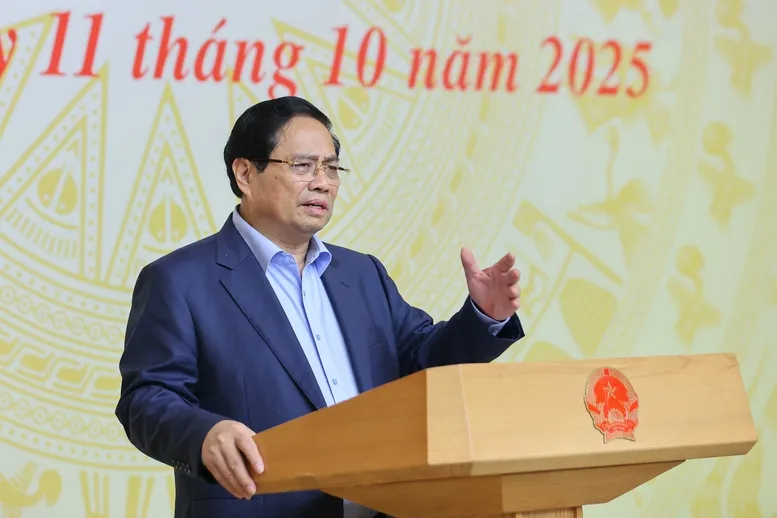 Thủ tướng: Đột phá phát triển nhà ở xã hội phù hợp từng địa phương, đầy đủ hạ tầng và cân đối cung-cầu - Ảnh 1.
