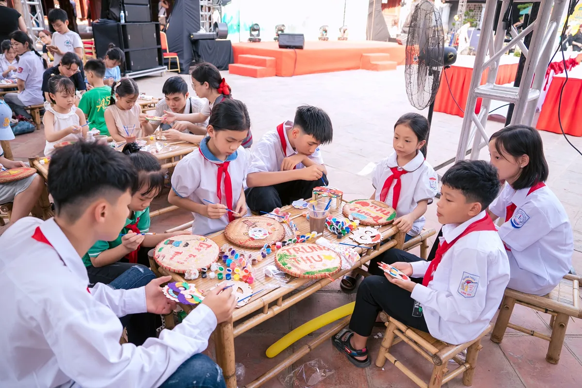 Nhãn hàng Ngọc Châu trao học bổng "Cùng em tỏa sáng nụ cười"- Ảnh 4. Nhãn hàng Ngọc Châu trao học bổng "Cùng em tỏa sáng nụ cười"- Ảnh 4.