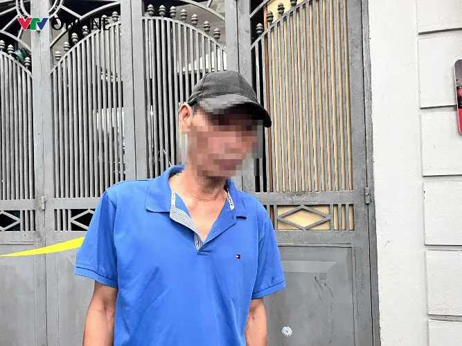 Vụ cháy khiến 5 người tử vong: Người dân dùng xà beng phá cửa nhưng bất lực trước ngọn lửa dữ - Ảnh 1.
