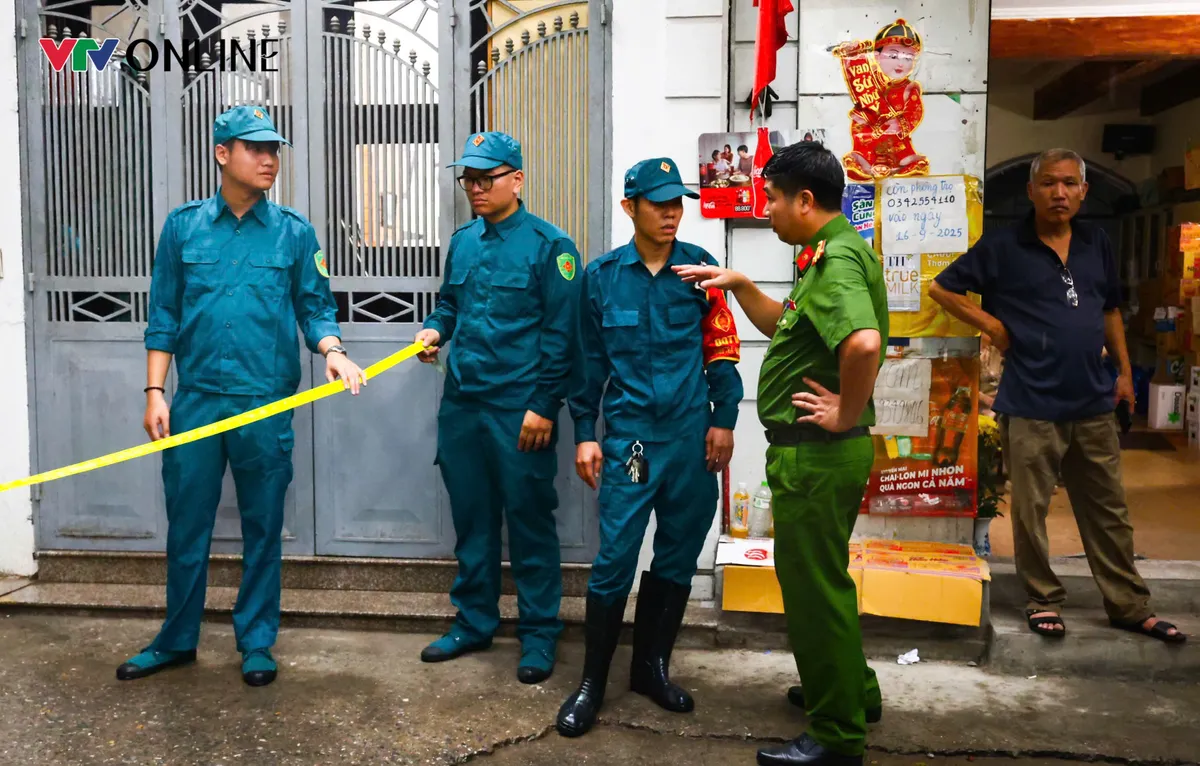 Vụ cháy làm 5 người tử vong ở phố Kim Hoa: Nhà nằm sâu trong ngõ nhỏ, việc cứu nạn gặp khó khăn - Ảnh 1.