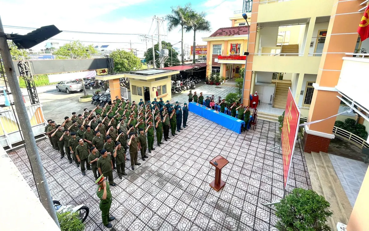 Công an các phường, xã tại TP Hồ Chí Minh đồng loạt ra quân cao điểm đảm bảo an toàn Đại hội Đảng, ra mắt mô hình “SOS An ninh, trật tự” và “Tổ công tác 3 trong 1”. Trong ảnh là lễ ra quân tại xã Tân Vĩnh Lộc Công an các phường, xã tại TP Hồ Chí Minh đồng loạt ra quân cao điểm đảm bảo an toàn Đại hội Đảng, ra mắt mô hình “SOS An ninh, trật tự” và “Tổ công tác 3 trong 1”. Trong ảnh là lễ ra quân tại xã Tân Vĩnh Lộc