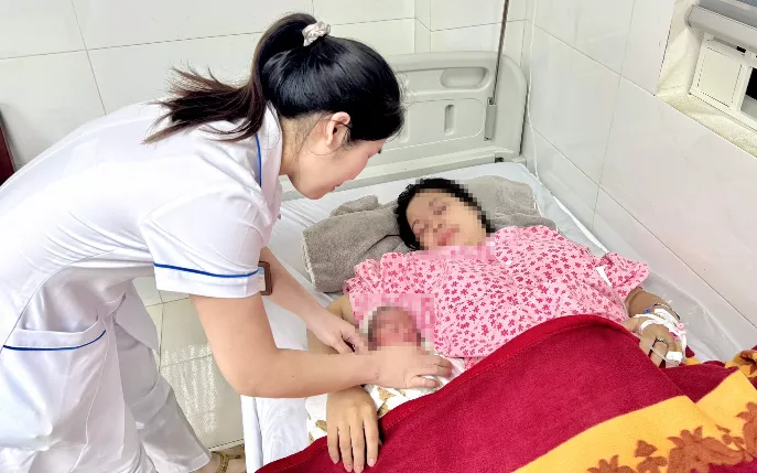 Cứu sống hai mẹ con sản phụ bị sa dây rốn nguy hiểm