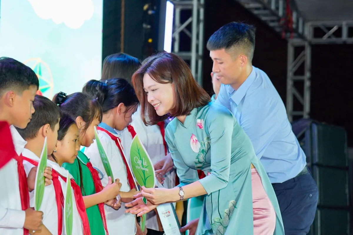 Nhãn hàng Ngọc Châu trao học bổng "Cùng em tỏa sáng nụ cười"- Ảnh 2. Nhãn hàng Ngọc Châu trao học bổng "Cùng em tỏa sáng nụ cười"- Ảnh 2.