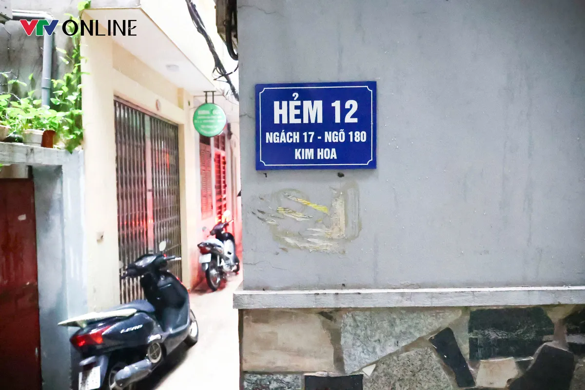 Vụ cháy làm 5 người tử vong ở phố Kim Hoa: Nhà nằm sâu trong ngõ nhỏ, việc cứu nạn gặp khó khăn - Ảnh 6.