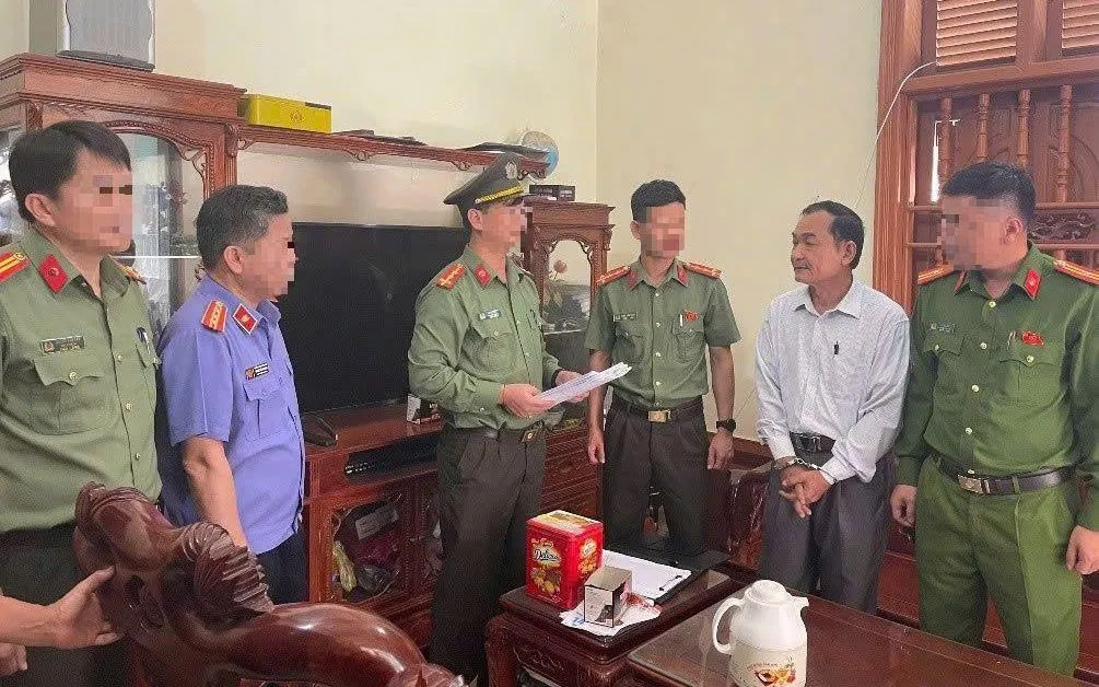 Tống đạt Quyết định khởi tố và Lệnh bắt bị can để tạm giam đối với đối tượng Nguyễn Duy Niệm Tống đạt Quyết định khởi tố và Lệnh bắt bị can để tạm giam đối với đối tượng Nguyễn Duy Niệm