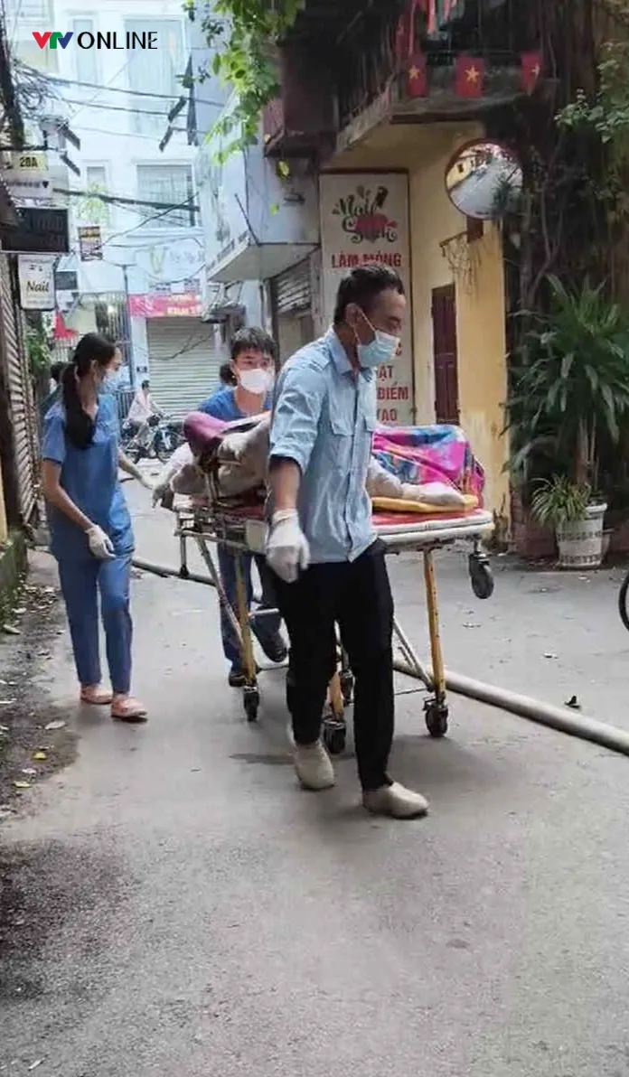 Vụ cháy khiến 5 người tử vong: Người dân dùng xà beng phá cửa nhưng bất lực trước ngọn lửa dữ - Ảnh 3.