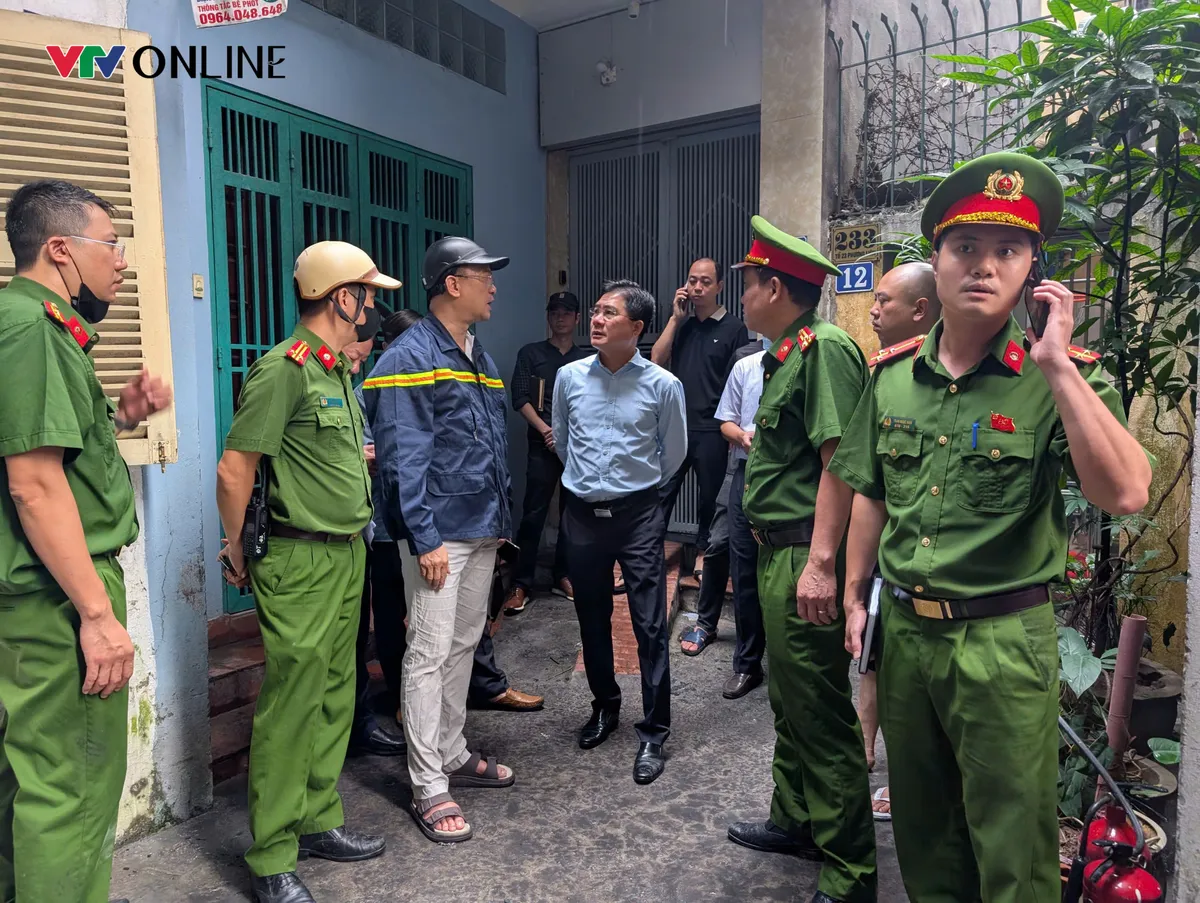 Vụ cháy làm 5 người tử vong ở phố Kim Hoa: Nhà nằm sâu trong ngõ nhỏ, việc cứu nạn gặp khó khăn - Ảnh 7.