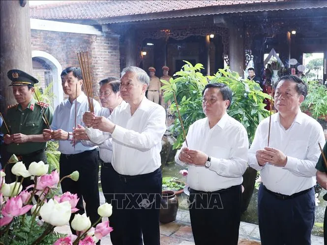 Tổng Bí thư Tô Lâm dâng hương tưởng nhớ Chủ tịch Hồ Chí Minh tại Nghệ An- Ảnh 1. Tổng Bí thư Tô Lâm dâng hương tưởng nhớ Chủ tịch Hồ Chí Minh tại Nghệ An- Ảnh 1.