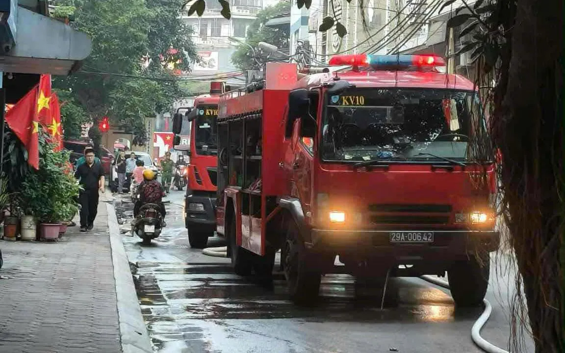 Lực lượng Cảnh sát phòng cháy, chữa cháy và cứu nạn, cứu hộ tại hiện trường (ảnh: Huy Mạnh) Lực lượng Cảnh sát phòng cháy, chữa cháy và cứu nạn, cứu hộ tại hiện trường (ảnh: Huy Mạnh)