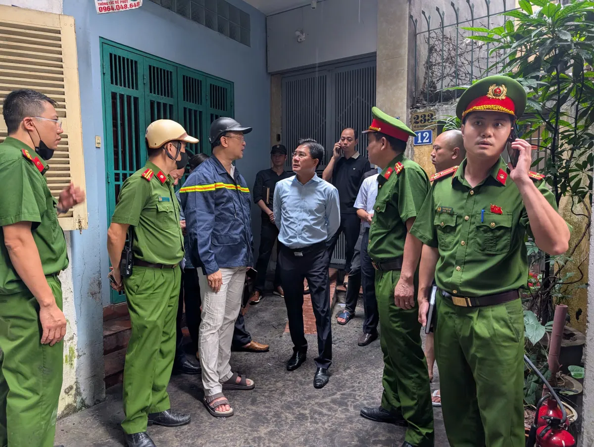Ngôi nhà cháy khiến 5 người tử vong có mặt tiền hẹp, nằm sâu trong ngõ nhỏ - Ảnh 3.