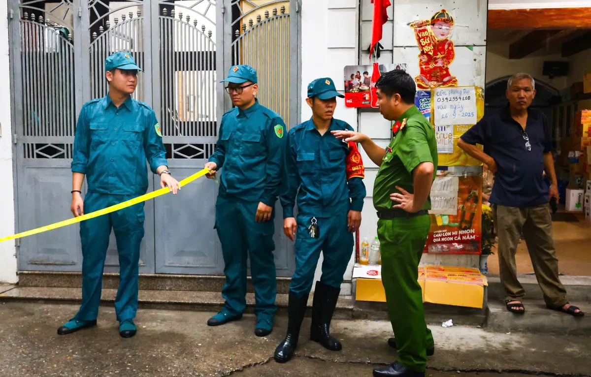Ngôi nhà cháy khiến 5 người tử vong có mặt tiền hẹp, nằm sâu trong ngõ nhỏ - Ảnh 1.