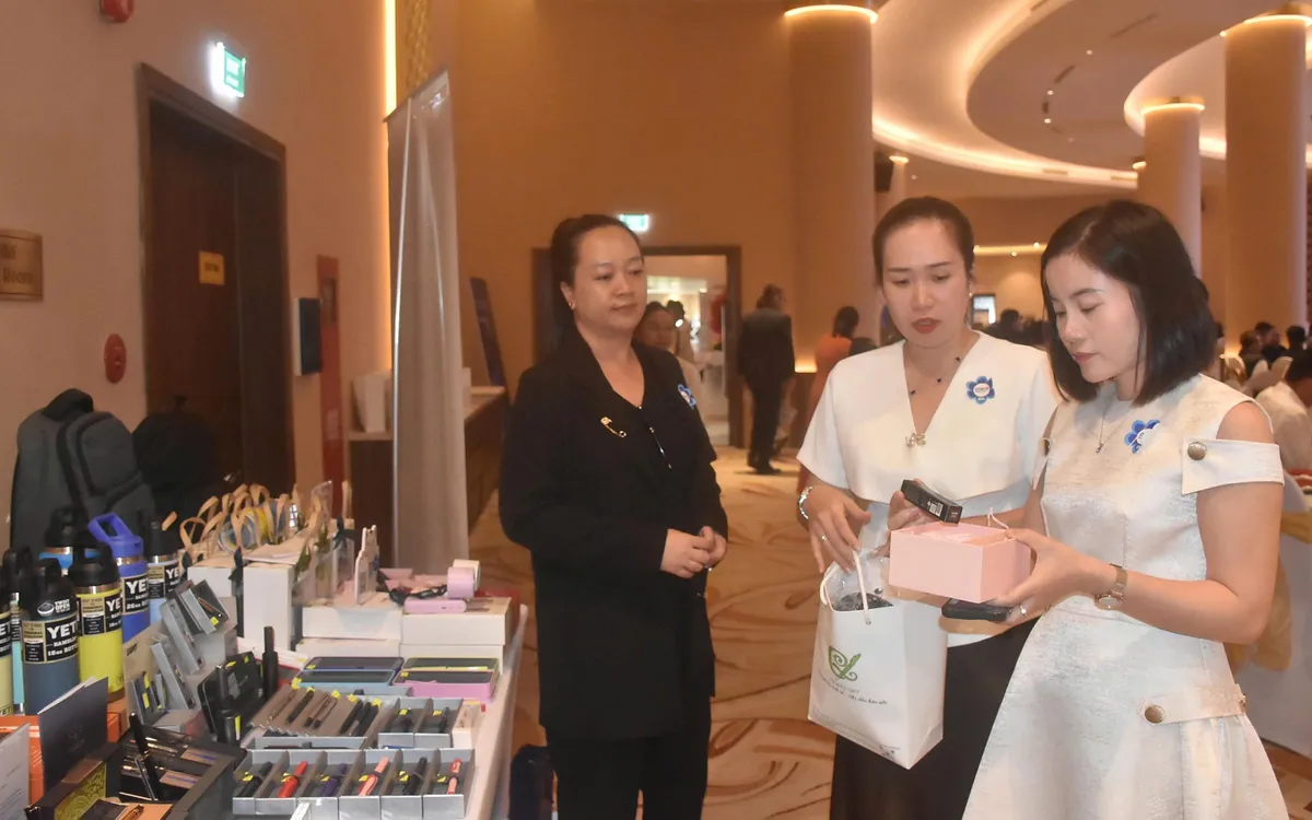 Doanh nghiệp tham gia trưng bày sản phẩm tại lễ kỷ niệm. Ảnh: TÙNG LÂM