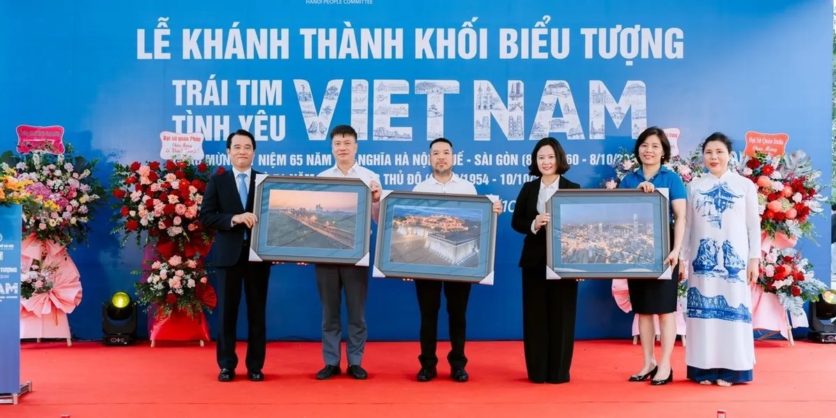 Khánh thành biểu tượng Trái tim Tình yêu Việt Nam tại Công viên Thống Nhất - Ảnh 3.
