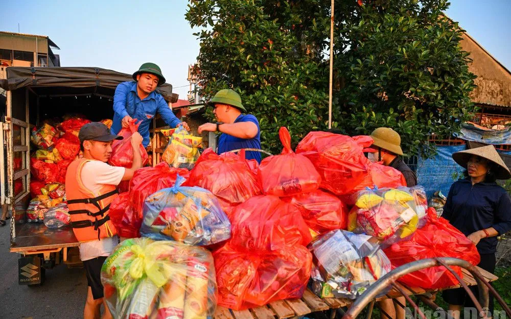 Những chuyến hàng cứu trợ hướng về người dân vùng lũ Bắc Ninh Những chuyến hàng cứu trợ hướng về người dân vùng lũ Bắc Ninh