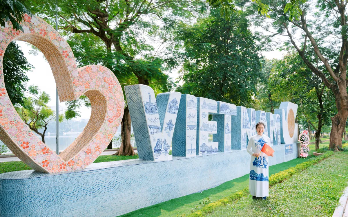 Biểu tượng Trái tim Tình yêu Việt Nam tại Công viên Thống Nhất Biểu tượng Trái tim Tình yêu Việt Nam tại Công viên Thống Nhất