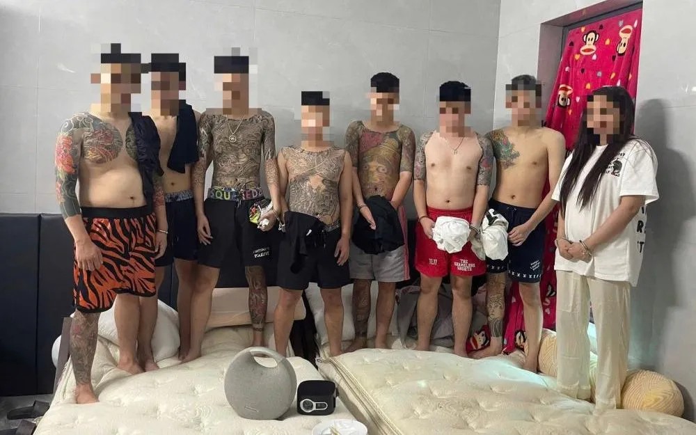 8 đối tượng bị bắt quả tang khi đang sử dụng trái phép chất ma túy. (Ảnh: CA)