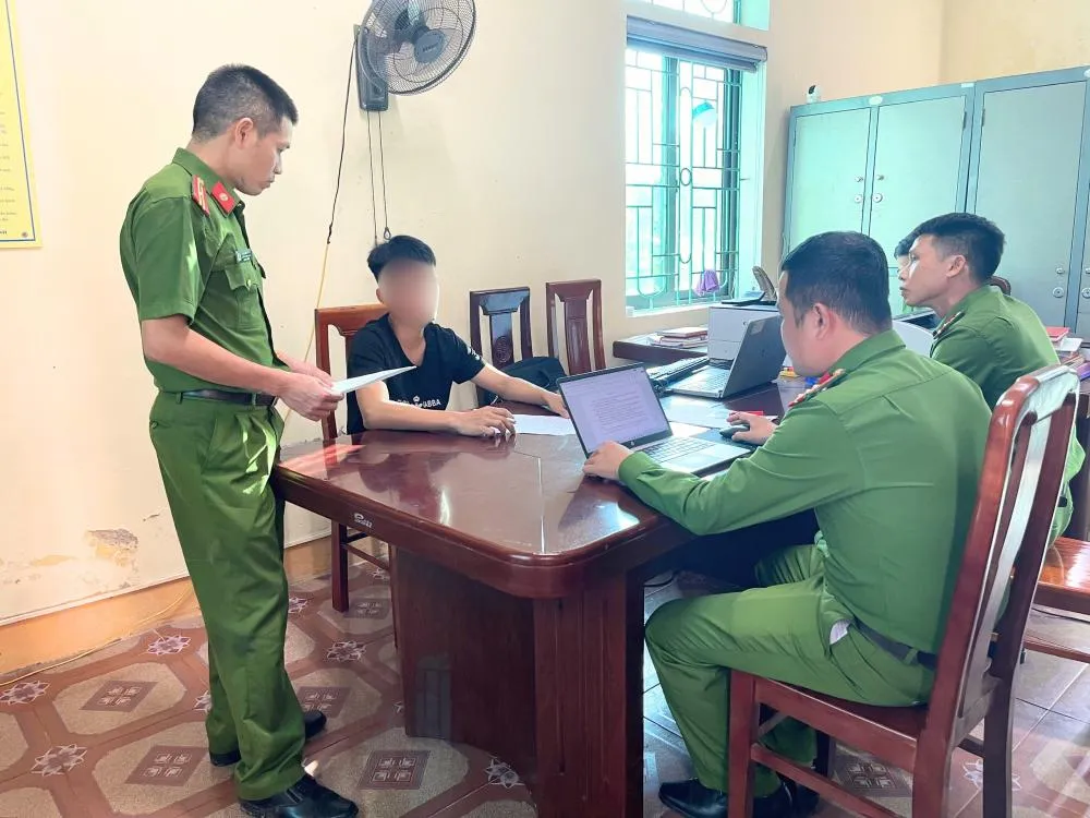 Làm rõ đối tượng ném đá vỡ kính xe trên cao tốc Bãi Vọt - Hàm Nghi - Ảnh 1.