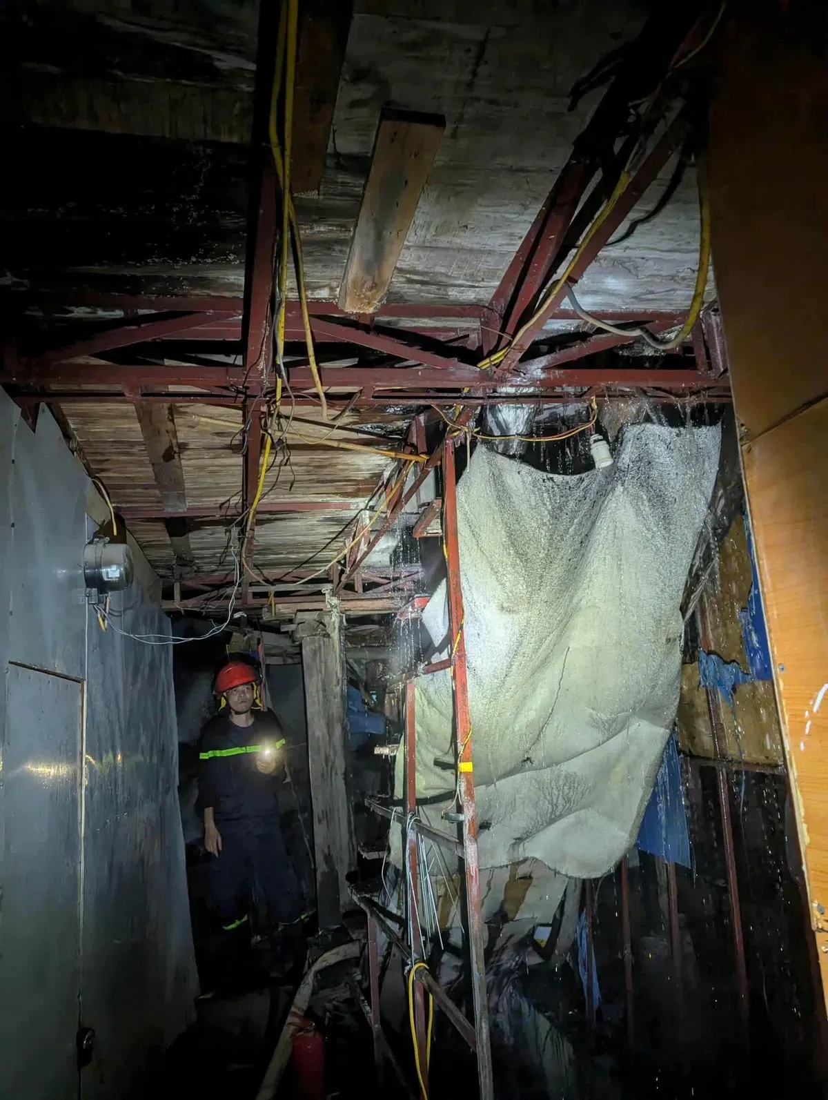 Bắt khẩn cấp người đ&agrave;n &ocirc;ng đốt r&aacute;c g&acirc;y ch&aacute;y lớn tr&ecirc;n phố Đ&ecirc; La Th&agrave;nh - Ảnh 2.