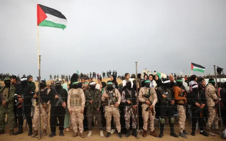 Các chiến binh Hamas người Palestine trong lễ trao trả thi thể của 4 con tin người Israel tại Khan Younis, Gaza, ngày 20/2/2025 (Ảnh: AFP) Các chiến binh Hamas người Palestine trong lễ trao trả thi thể của 4 con tin người Israel tại Khan Younis, Gaza, ngày 20/2/2025 (Ảnh: AFP)