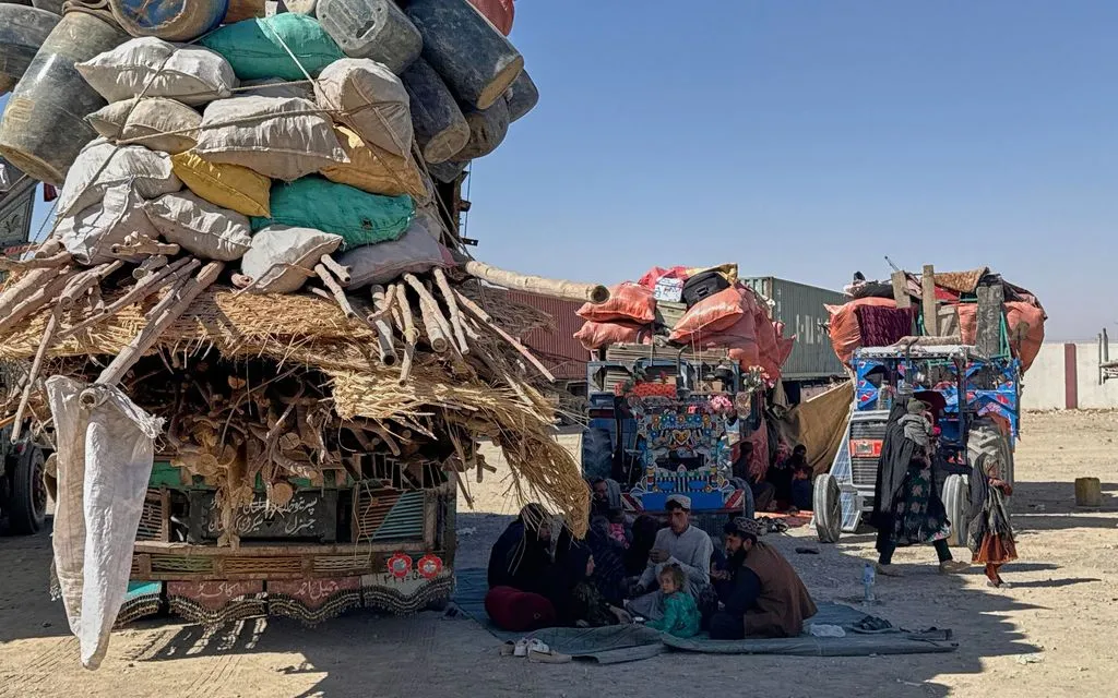 Người tị nạn Afghanistan ngồi chờ tại trại ở Chaman, Pakistan, khi cửa khẩu đóng sau các vụ đấu súng giữa hai bên biên giới (Ảnh: AP) Người tị nạn Afghanistan ngồi chờ tại trại ở Chaman, Pakistan, khi cửa khẩu đóng sau các vụ đấu súng giữa hai bên biên giới (Ảnh: AP)