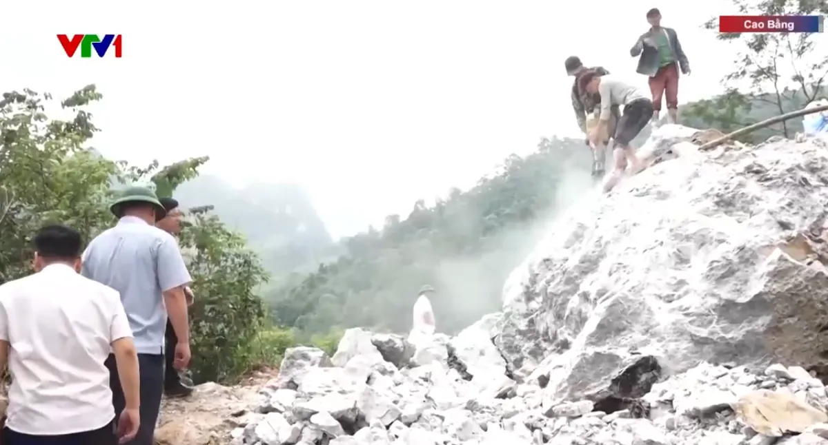 Cao Bằng chạy đua từng giờ nỗ lực khôi phục giao thông - Ảnh 1.