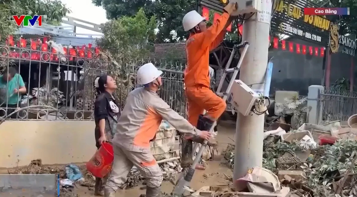 Ngành điện Cao Bằng khắc phục hậu quả sau bão số 11 - Ảnh 1.