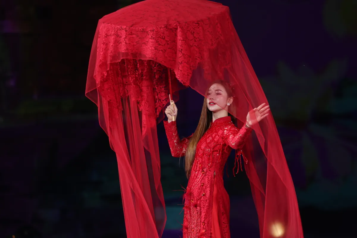 Đấu giá nghệ thuật tại Lễ hội Văn hóa Thế giới, ủng hộ đồng bào vùng lũ 2,5 tỷ đồng - Ảnh 7.