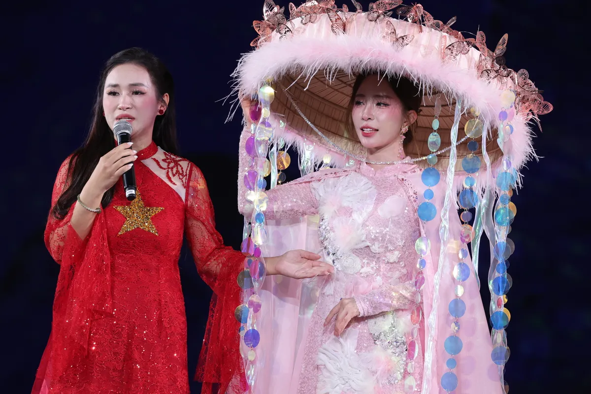 Đấu giá nghệ thuật tại Lễ hội Văn hóa Thế giới, ủng hộ đồng bào vùng lũ 2,5 tỷ đồng - Ảnh 6.